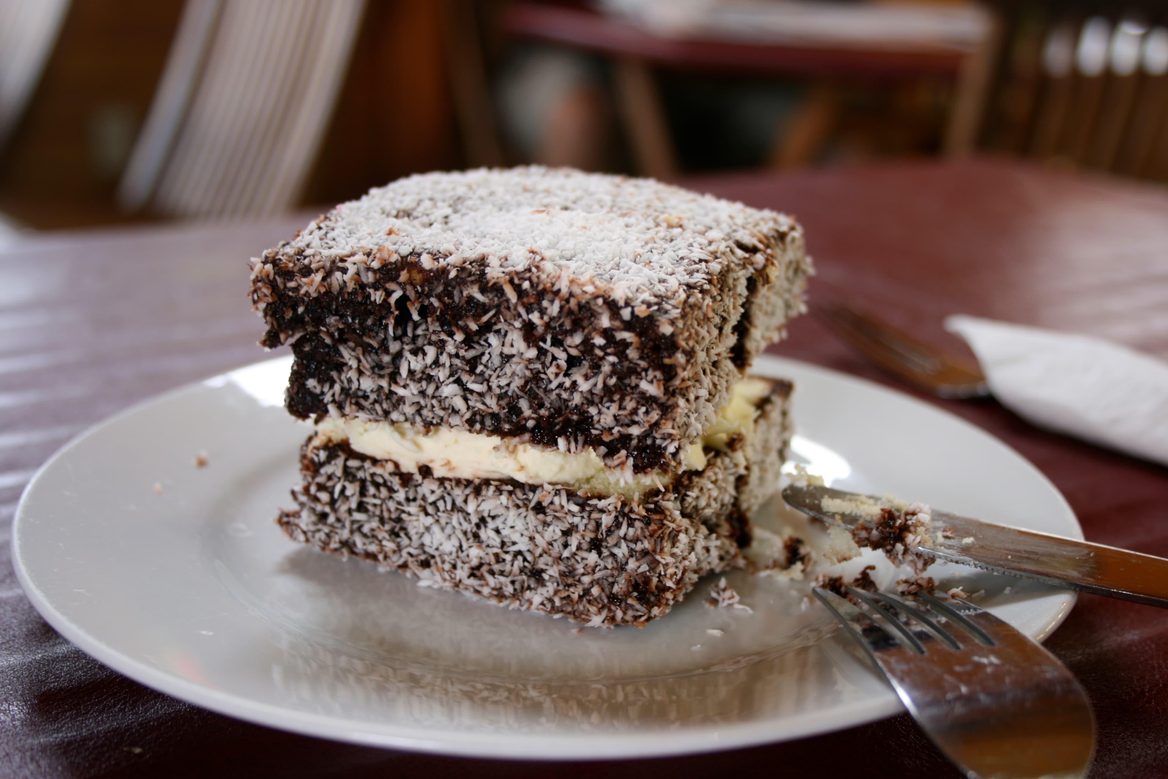 Lamington (bánh bông lan dừa)