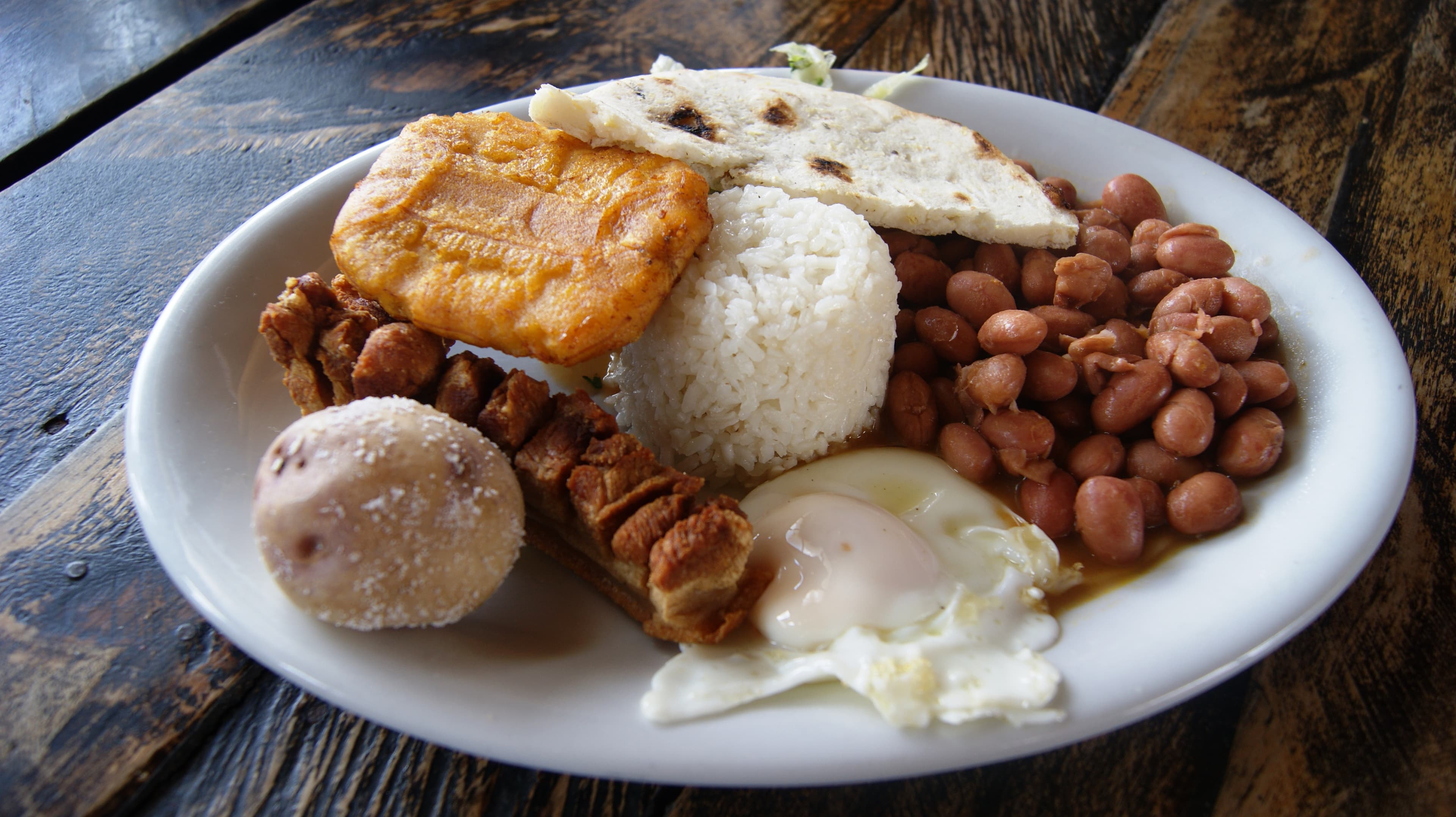 Bandeja paisa (mâm Medellín)