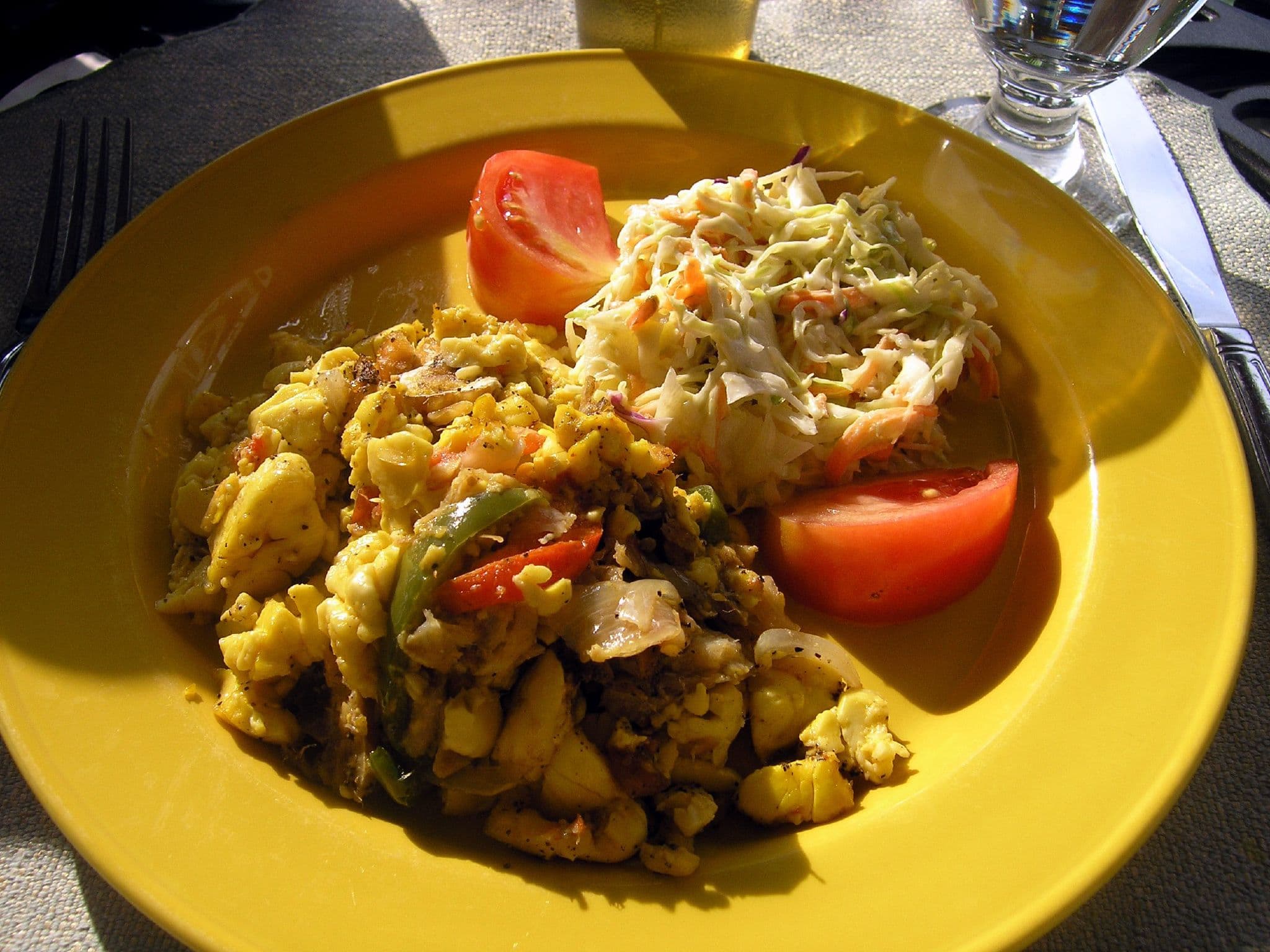 Ackee & cá mặn (quốc thực Jamaica)