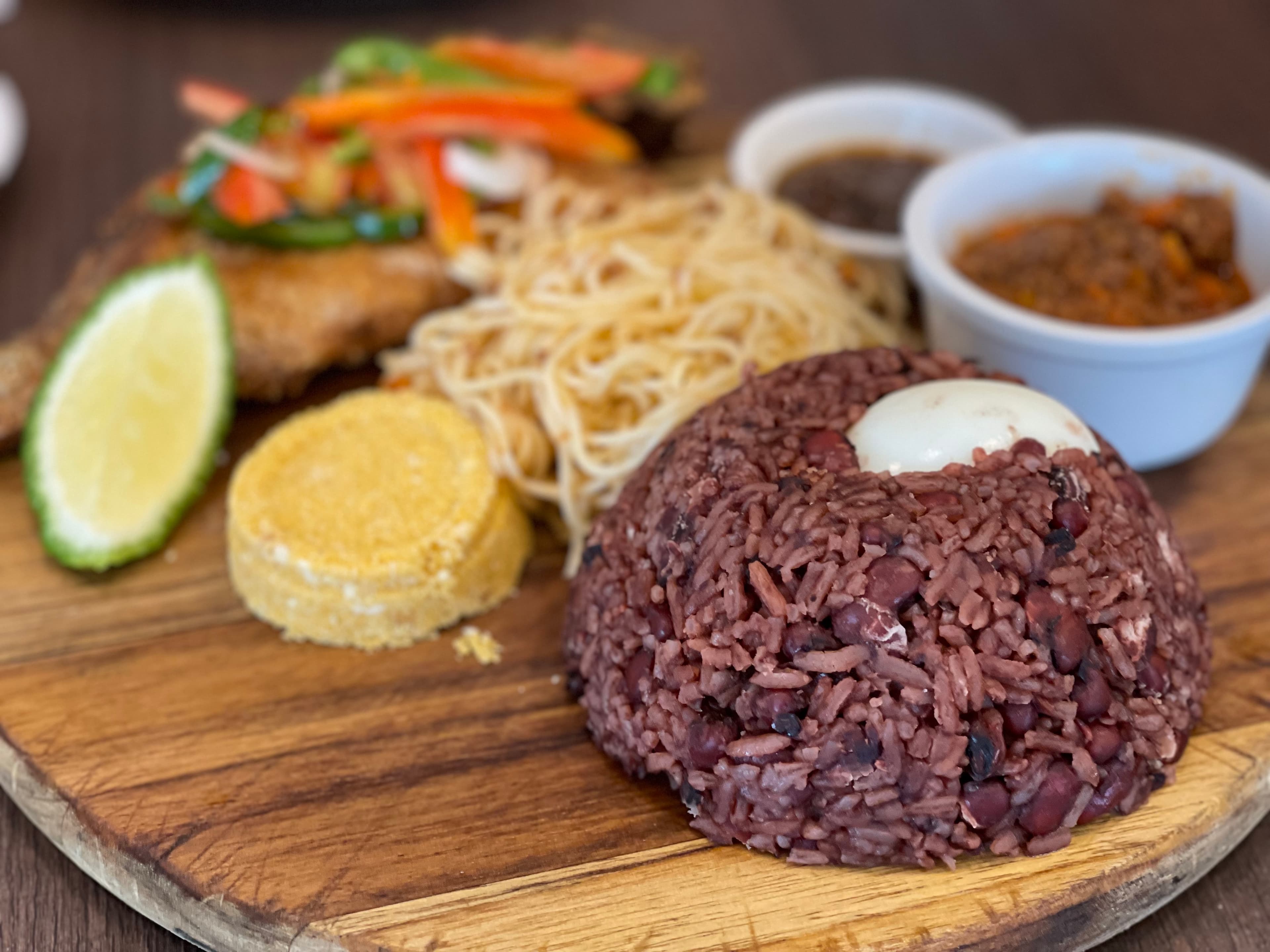 Waakye (cơm đậu Ghana)