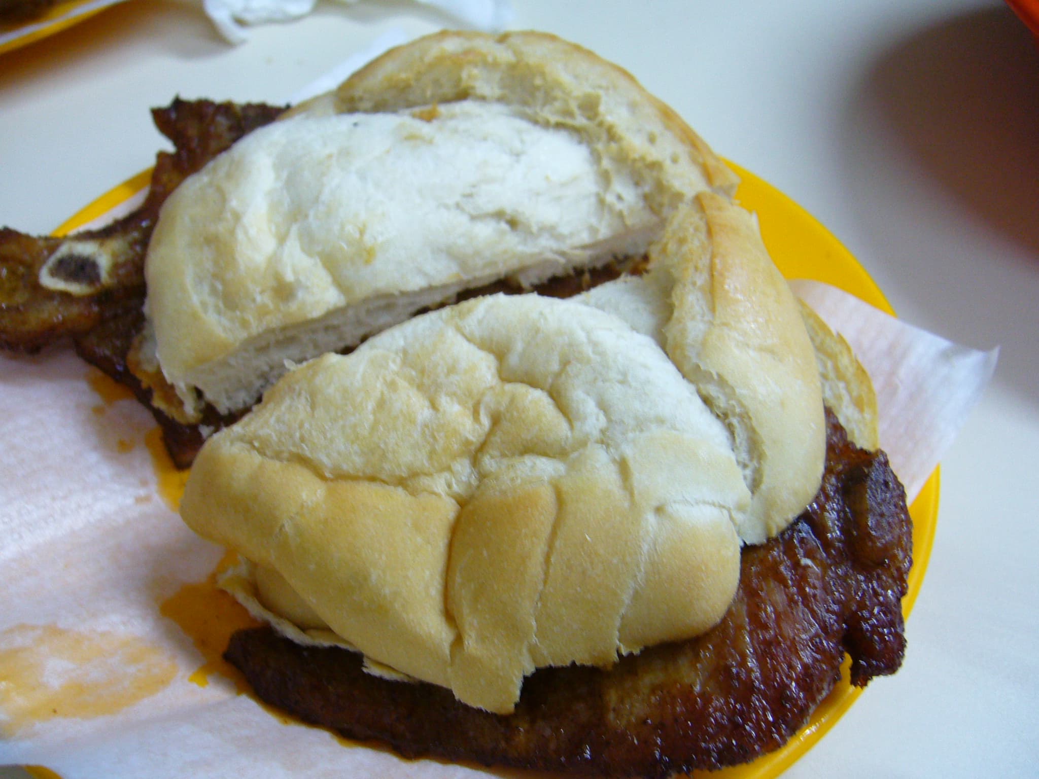 Bánh mì sườn heo Macau