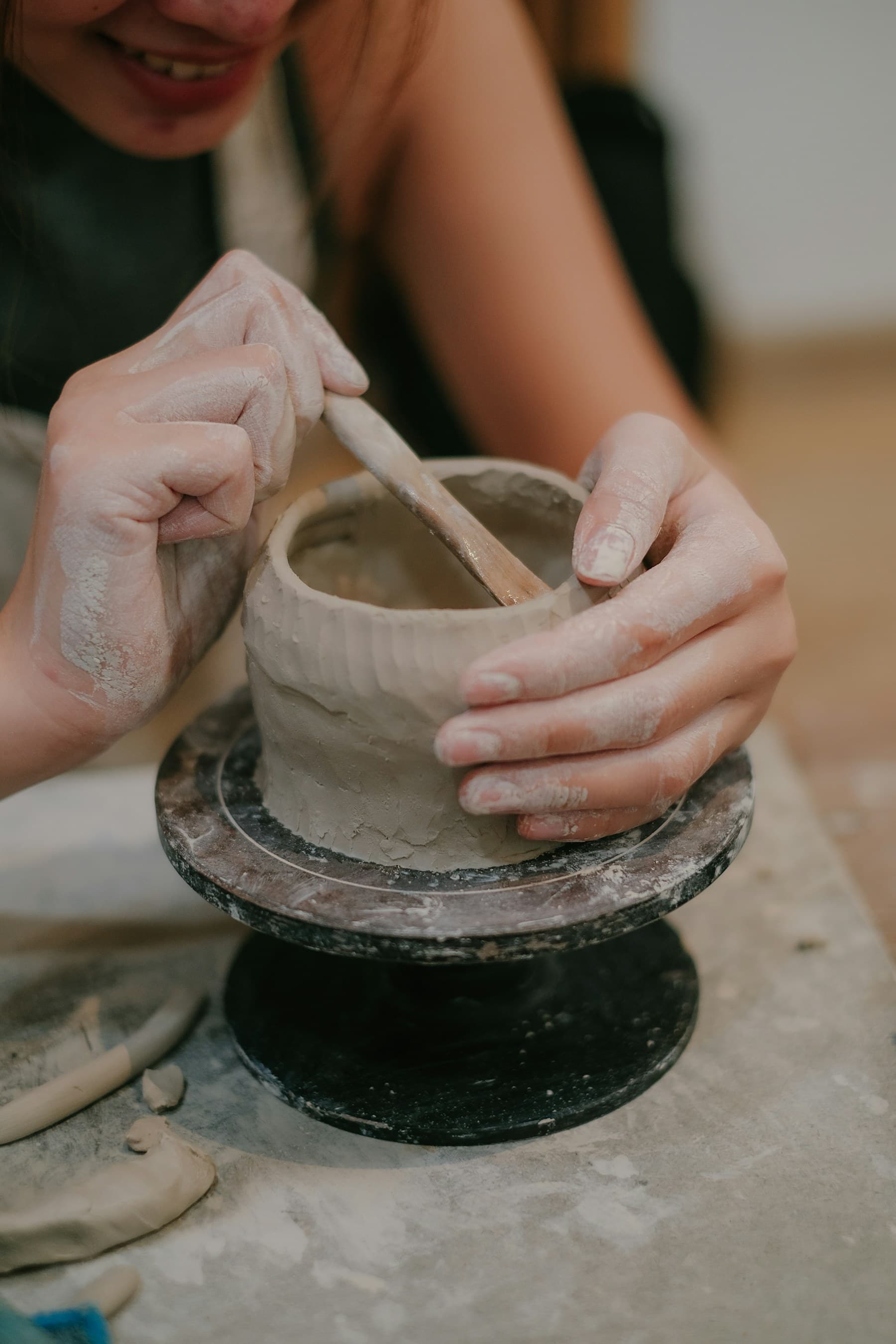 Một người đang tự tay hoàn thiện món đồ bằng gốm