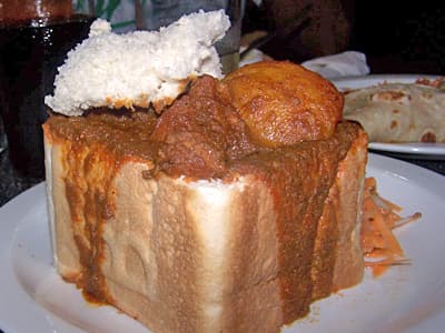 Bunny chow (cà ri trong ổ bánh)