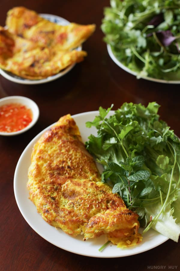 Bánh xèo miền Tây cuốn rau sống